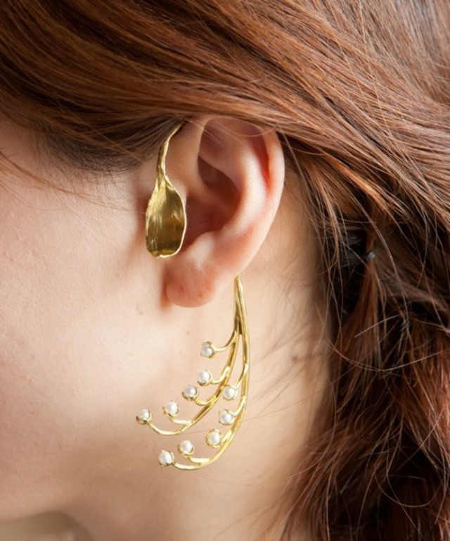 スズランのメタルイヤーカフ