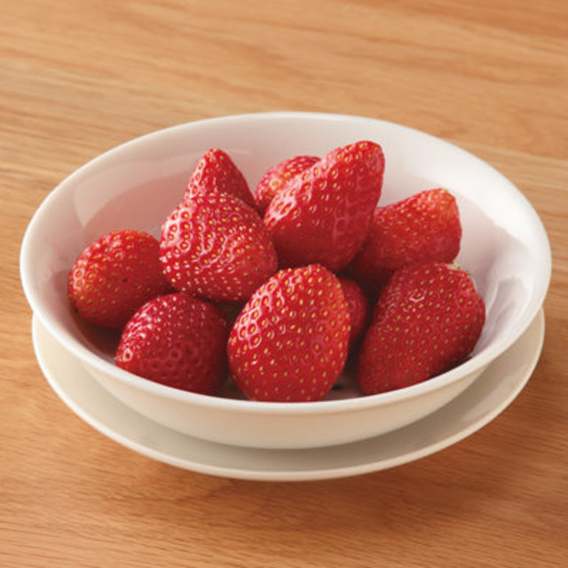 磁器ベージュ　穴あきプレート　約直径１５×高さ３．５ｃｍ