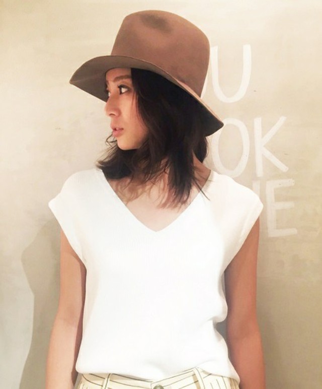 Vネックニットタンク