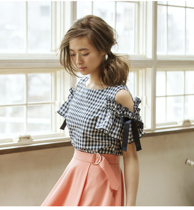 チョイ肩見せお袖リボンお目立ち令嬢ブラウス