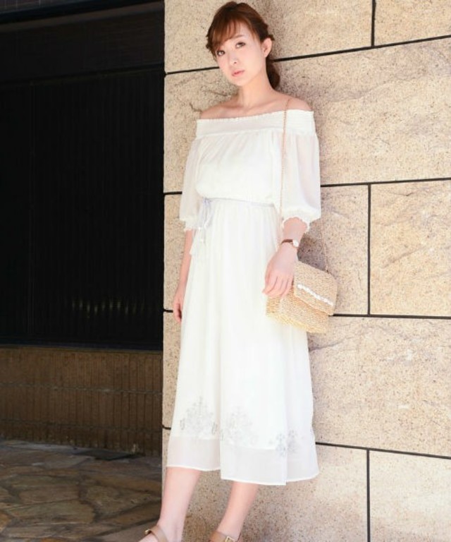 シルバー刺繍ロングワンピース