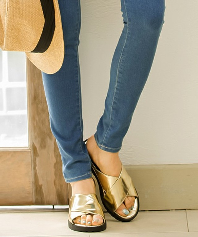 クロスベルトタイプフラットソールサンダル