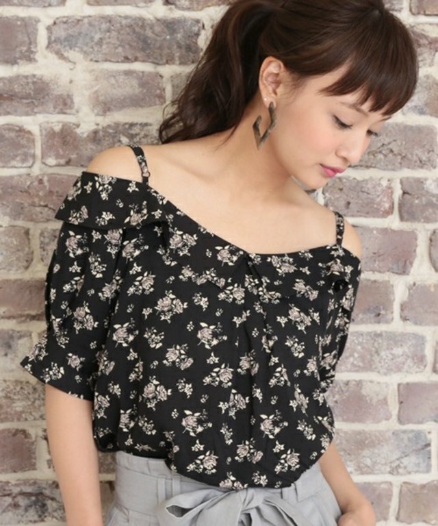 who's who Chico　花柄オフショルダーキャミソールブラウス