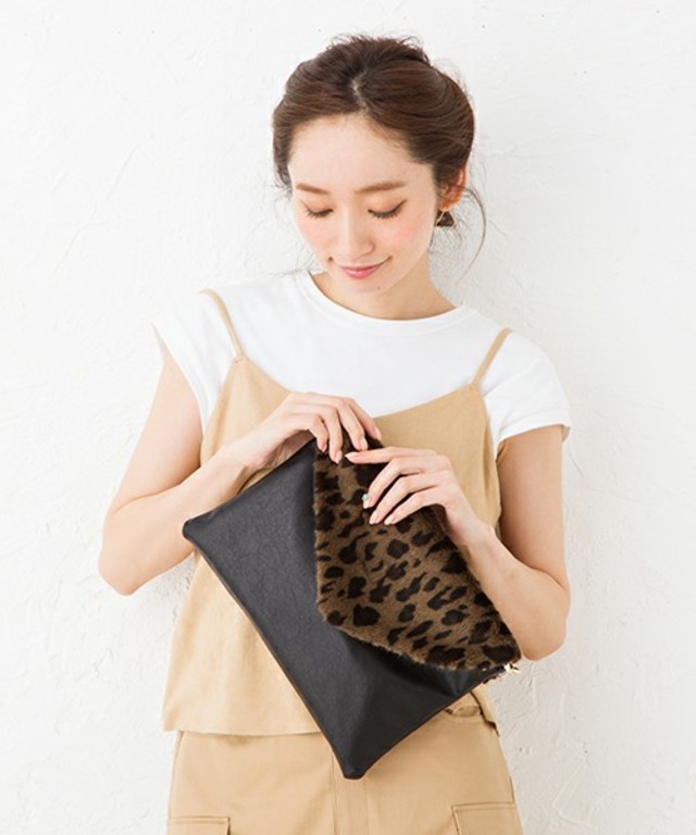 HITCH HIKE MARKET ファーレターショルダー/クラッチバッグ