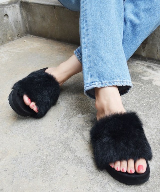 via j (ヴィアジェイ) ラビットファーサンダル