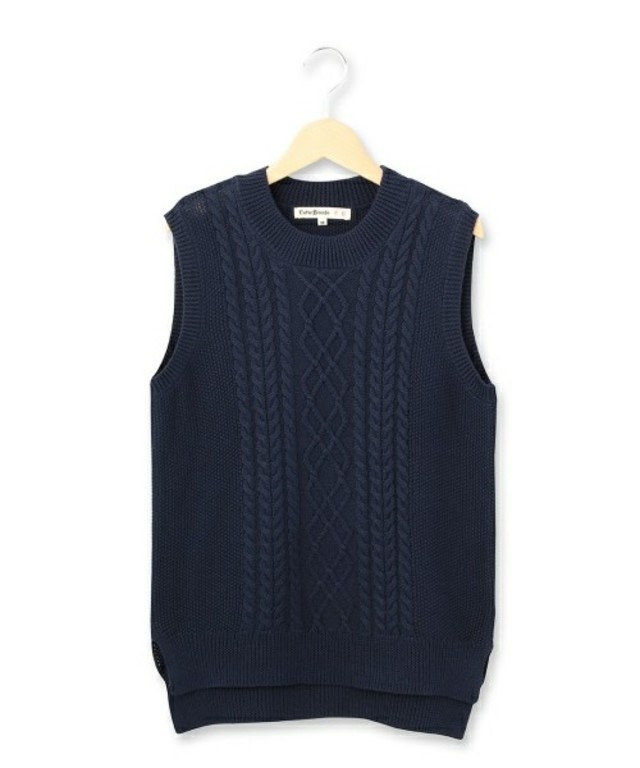 ケーブルニットベスト