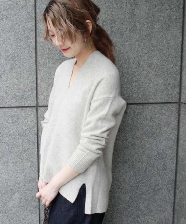 カシミヤ混Vネックプルオーバー