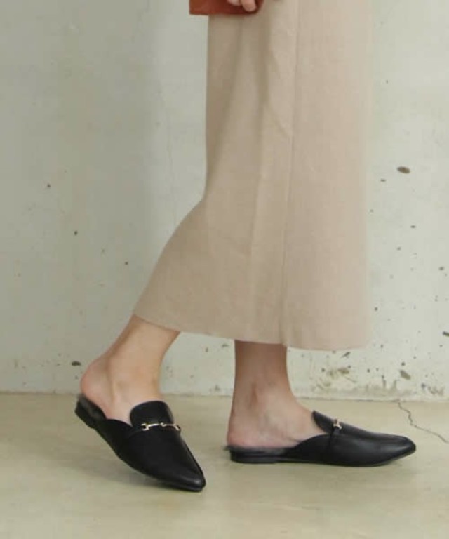 ビットつきローファーデザインのファーサンダル