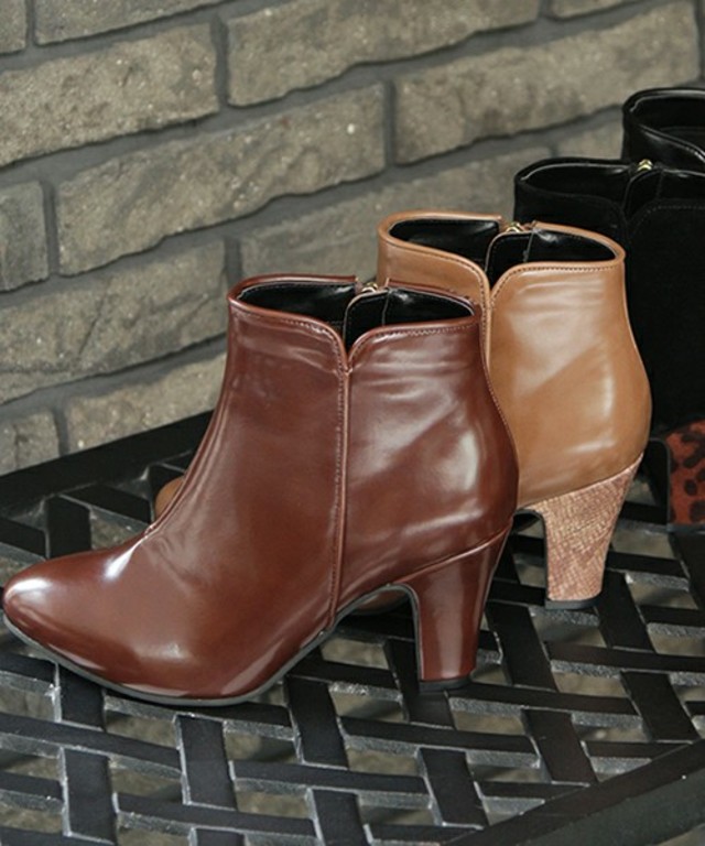 シンプルすっきりシルエットのショートブーツ