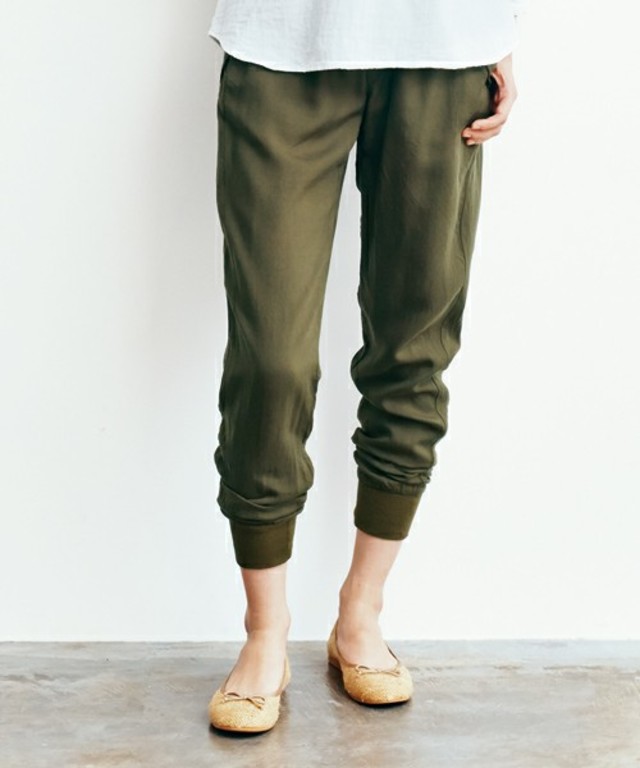 すっきりとしたジョガーパンツ　