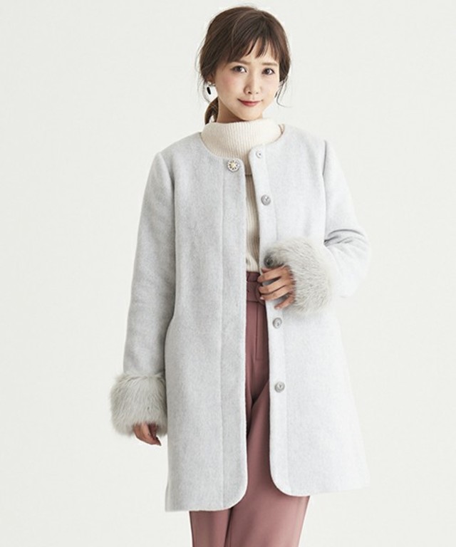 MAJESTIC LEGON　ファー袖ビジュー釦ノーカラーコート