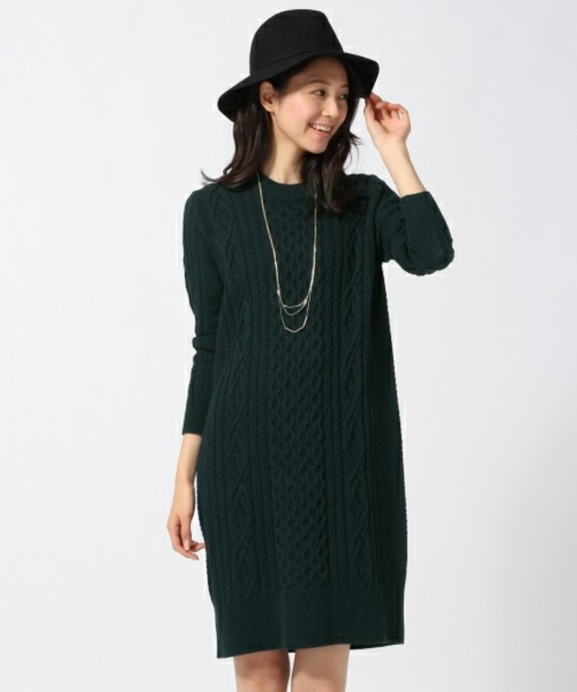 クルーネックケーブルニットワンピース