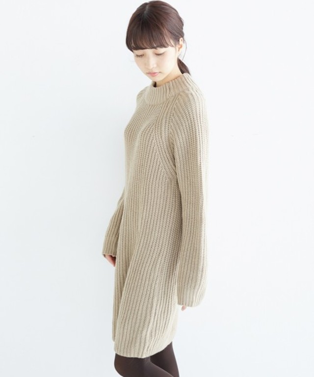 重ね着もかわいいざっくりニットワンピース