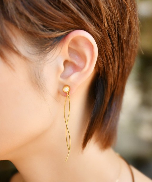 phoebe　カービングクロスラインマグネットピアス