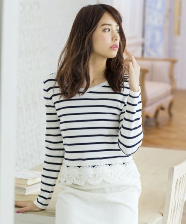 裾刺繍クロップド丈ニット