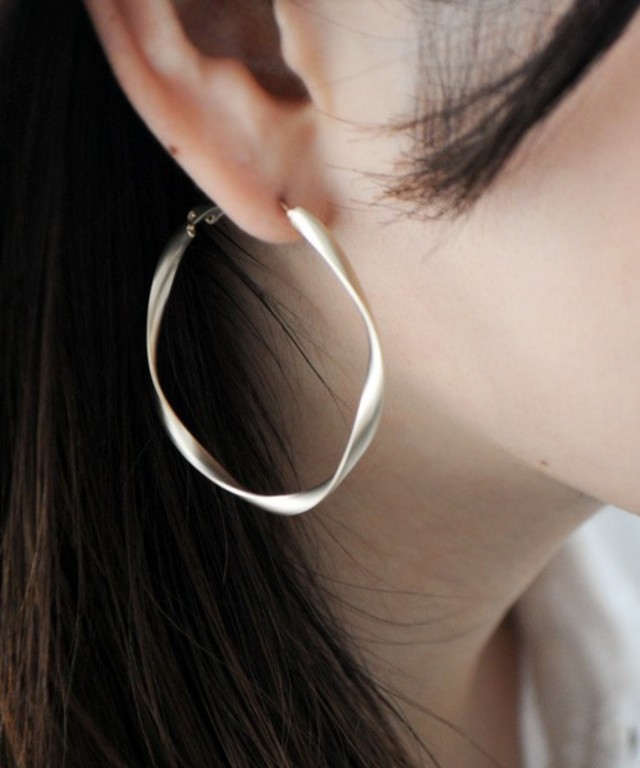 ゆるやかねじれフープピアス