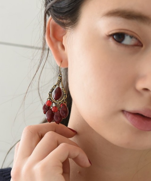 垂れる石ピアス