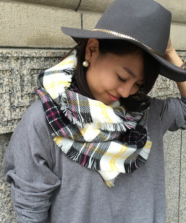 顔まわり華やかなふんわりチェック柄スヌード