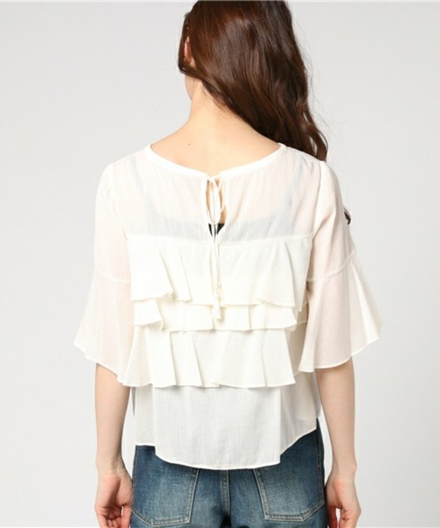 ラッフルブラウス