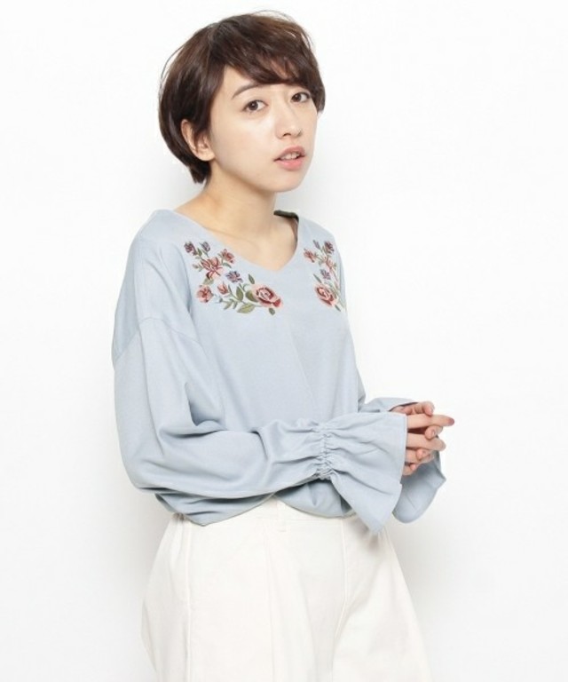 THE EMPORIUM　ボリューム袖刺繍ブラウス