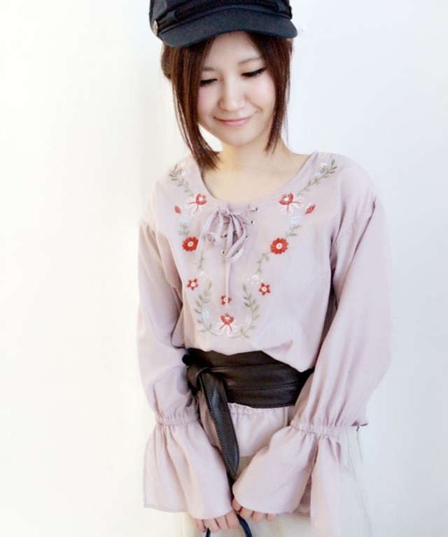 archives　レースアップ刺繍ブラウス