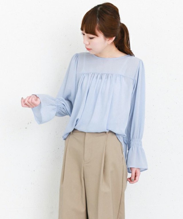 KBF / シャーリングボリュームブラウス