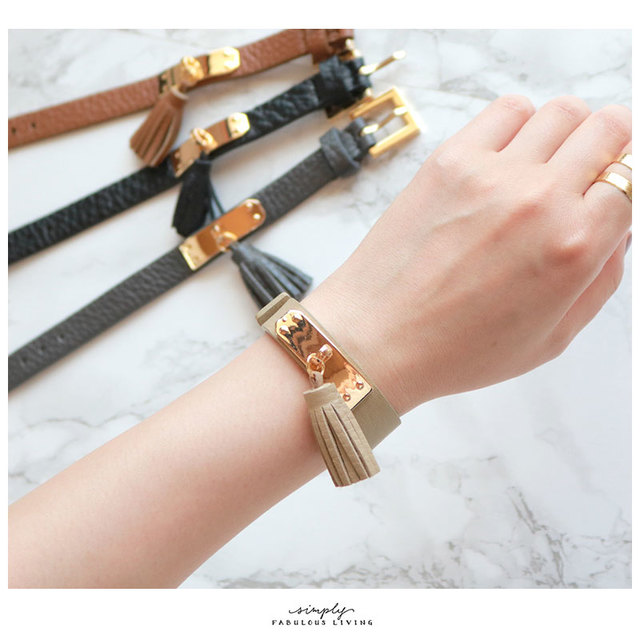 THREE A　タッセル付きレザーバングル