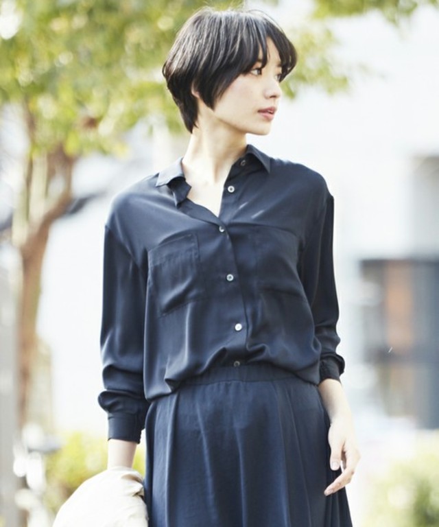 サテンシャツブラウス