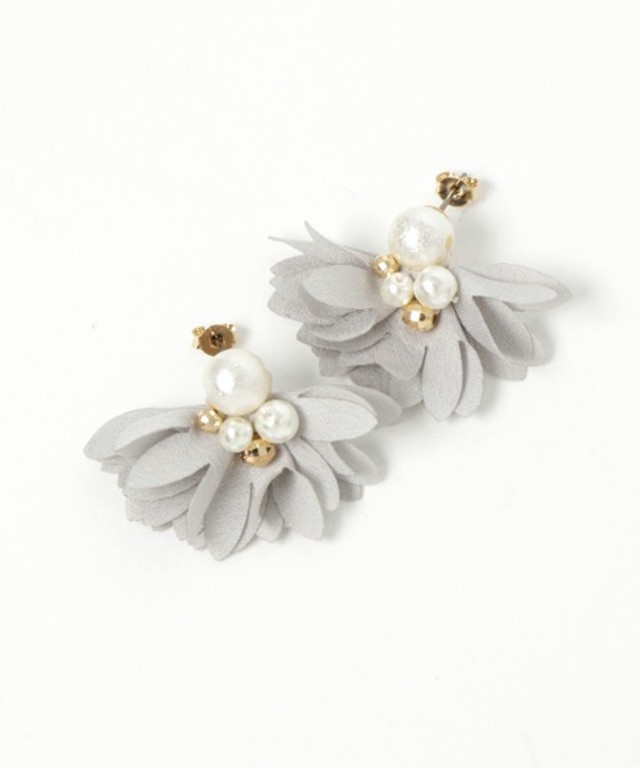 Ane Mone / 小粒パールと重なりフラワーピアス