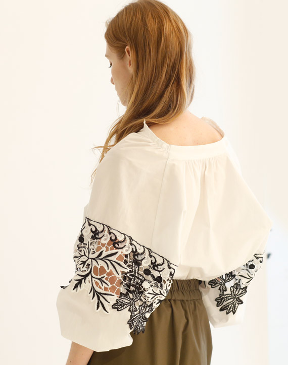 モチーフレースシャツ