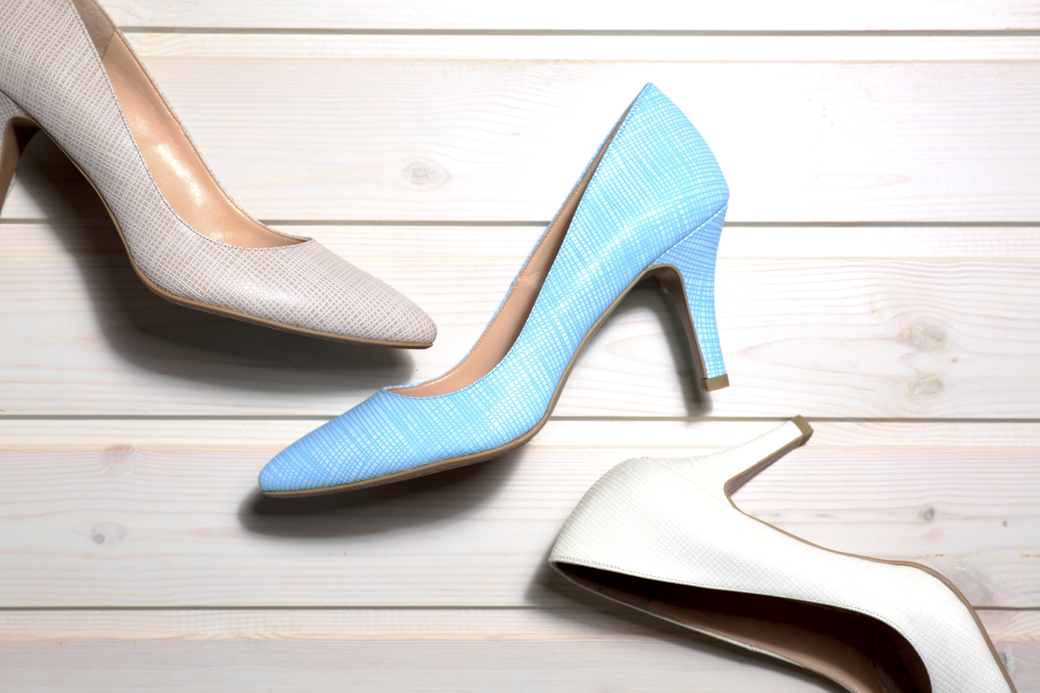 型押しレザーパンプス