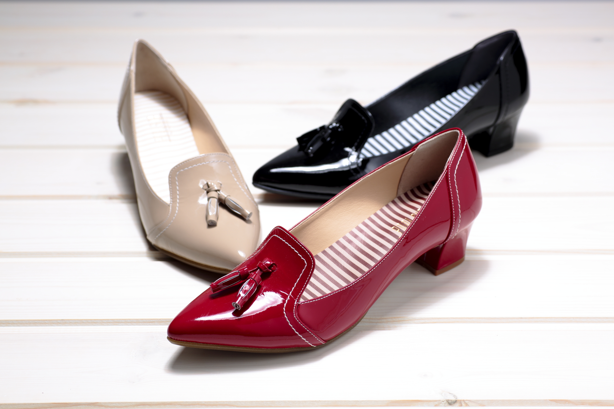 エナメルタッセルパンプス