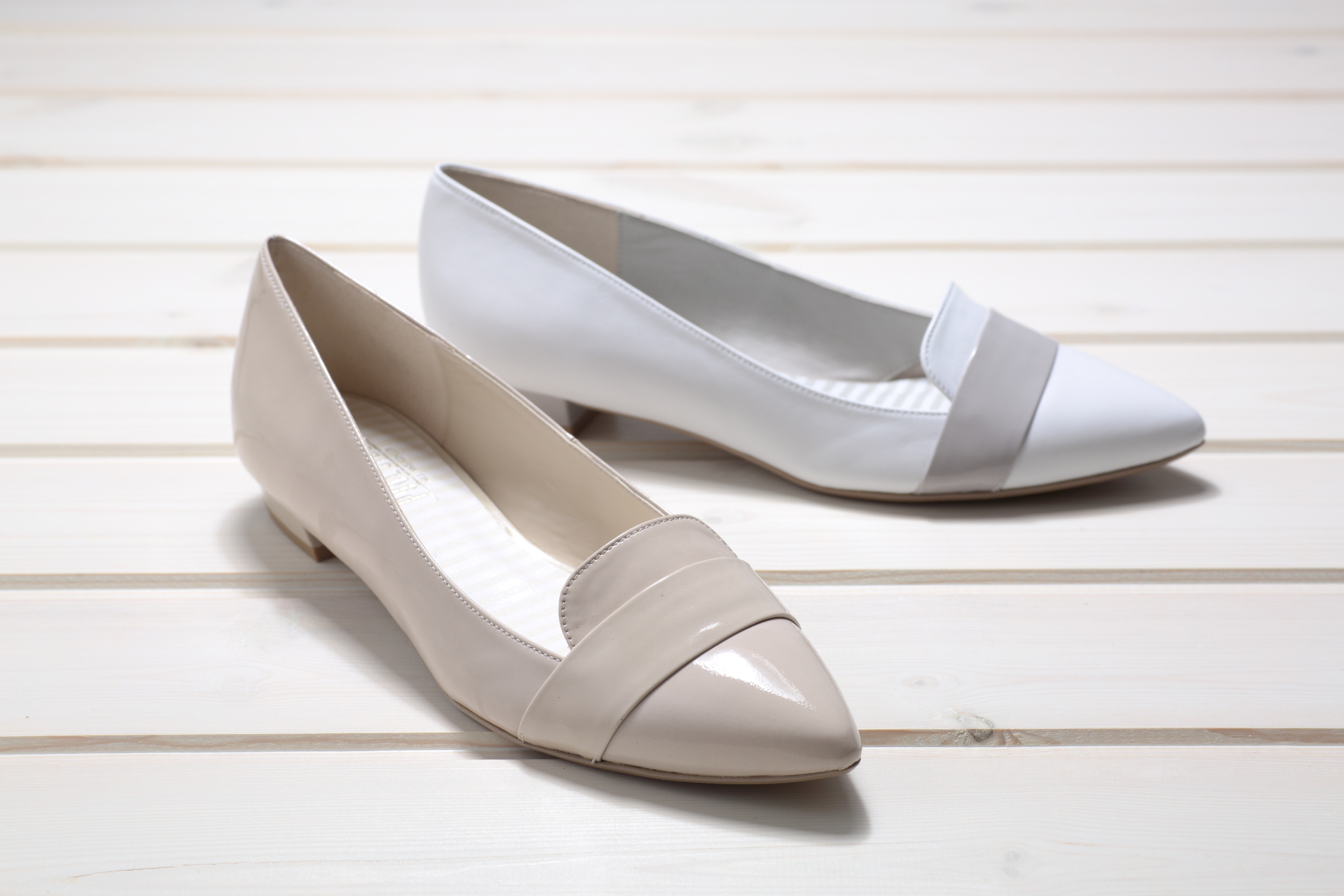 エナメルフラットパンプス