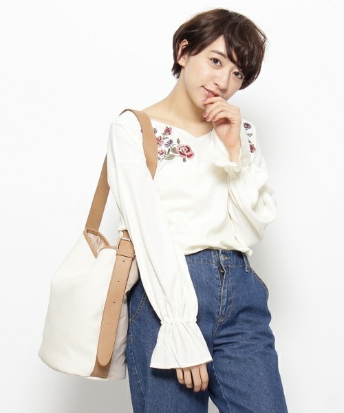THE EMPORIUM ボリューム袖刺繍ブラウス