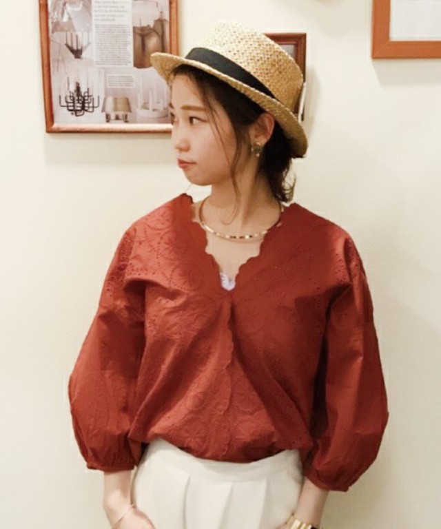 mysty woman 綿ローンスカラ刺繍Vネックシャツ