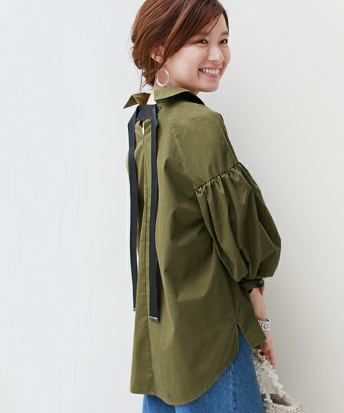 ヌキ襟・袖コンシャス バックリボンブラウス