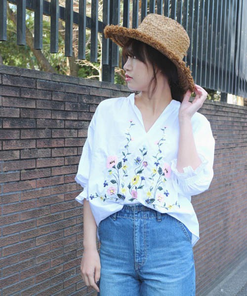 Vネックバスト刺繍ブラウス