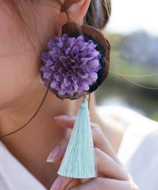 antiqua タッセルコサージュピアス