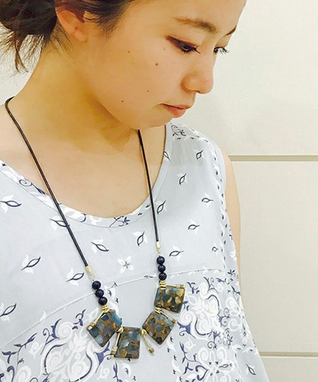 ear PAPILLONNER ブルートラペンネックレス