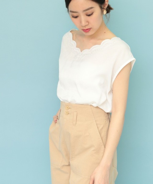 サテン刺繍フレンチスリーブブラウス