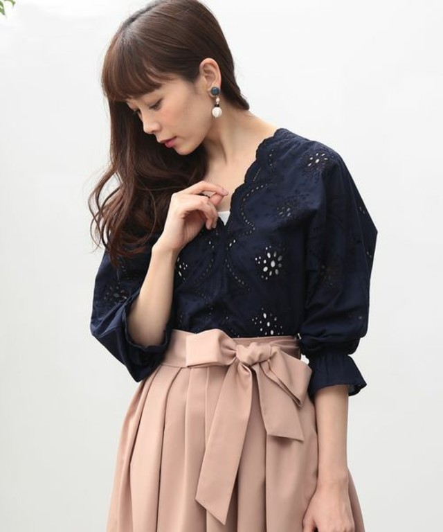 パンチングレースボリューム袖ブラウス