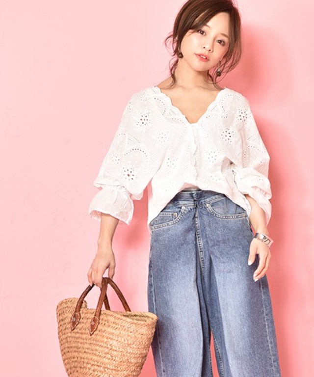 Ｖネックカットワークブラウス