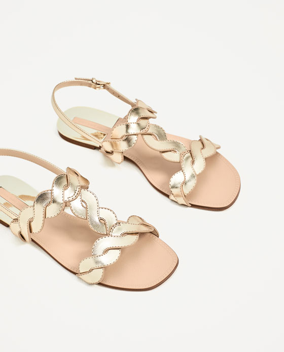 ゴールドカラー編み込みストラップ付きフラットサンダル