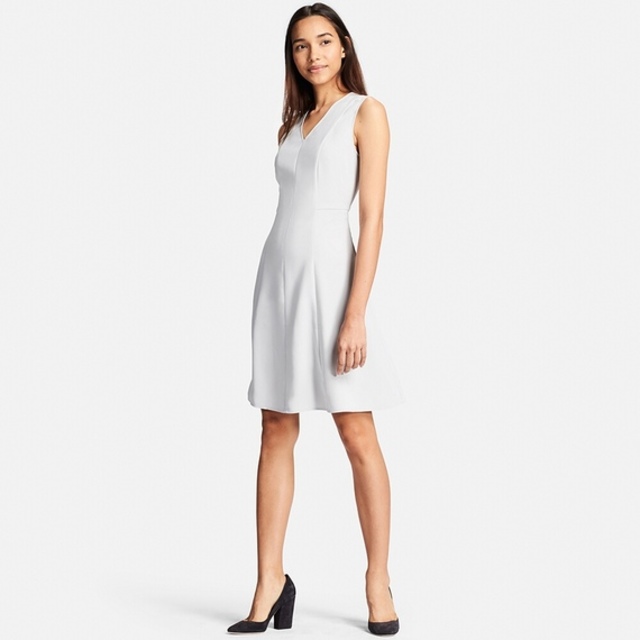 ユニクロ　クレープフレアVネックワンピース（ノースリーブ）