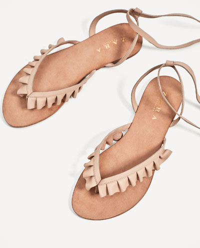 フリル付きレザーフラットサンダル