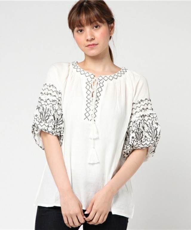 merlot　タッセルチロリアン刺繍バルーンスリーブブラウス