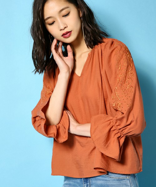 袖刺繍ブラウス