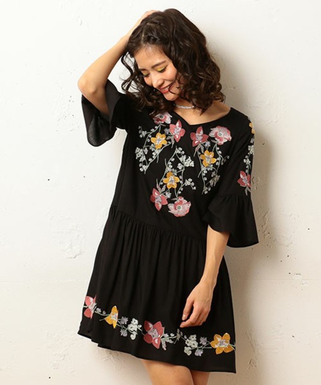 オリジナルエンブロイドワンピース