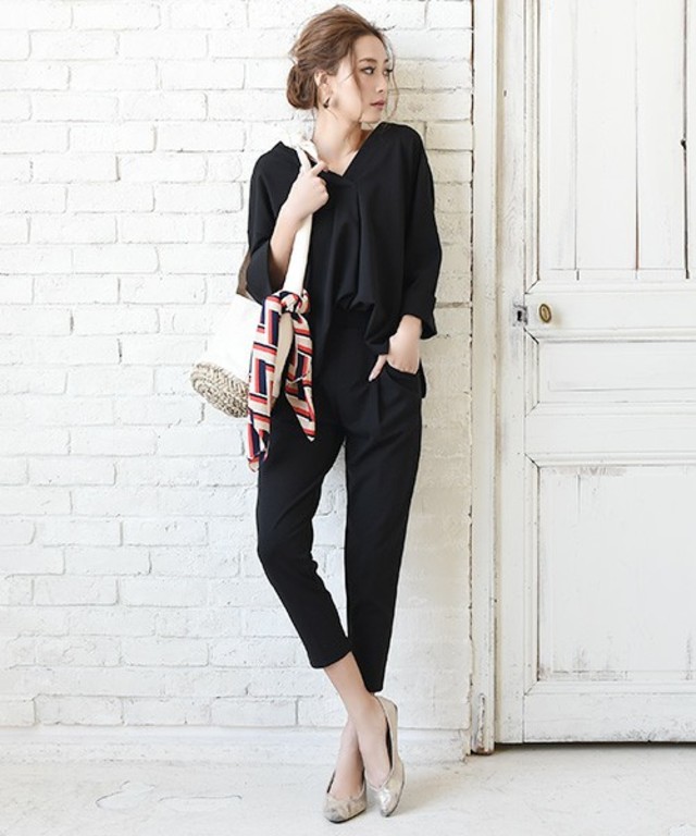 ポンチ素材 Vネックトップス・パンツセットアップ