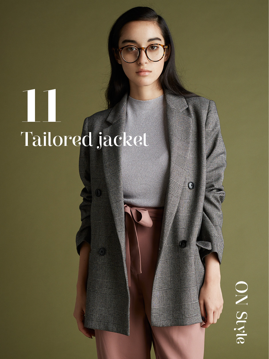 ジャケット¥3,990 トップス￥1,490 パンツ￥1,990 眼鏡￥990